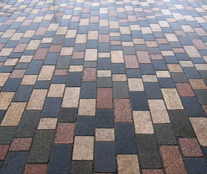 Hotový vzor zámkové dlažby s barevnými kostkami.