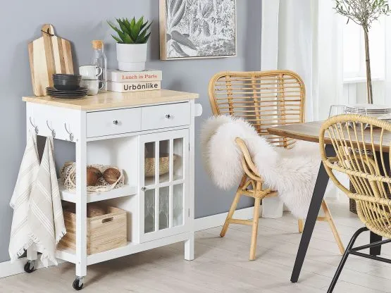 Bílý kuchyňský stolík na kolečkách s dřevěnou deskou a skleněnými dveřmi.