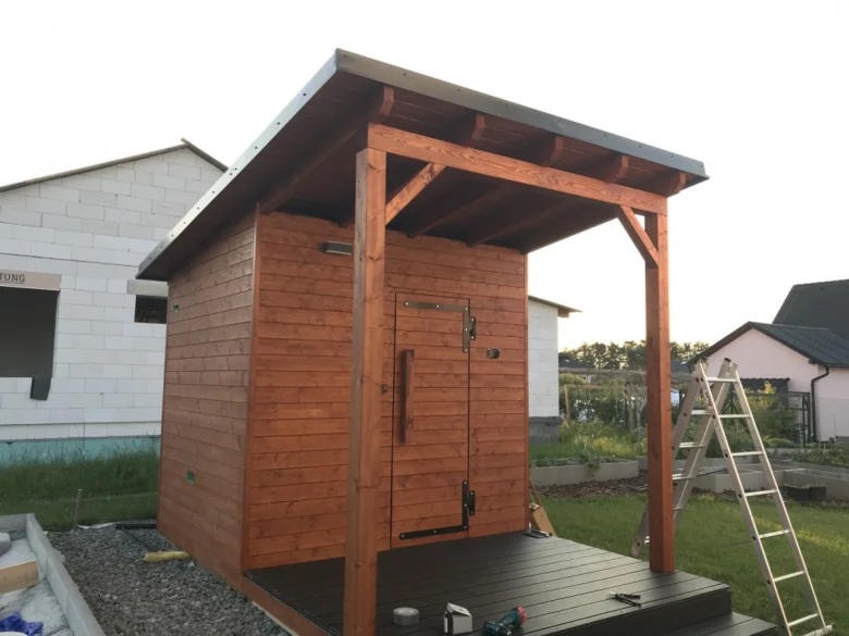 Dřevěná zahradní sauna ve fázi stavby s viditelnou konstrukcí.
