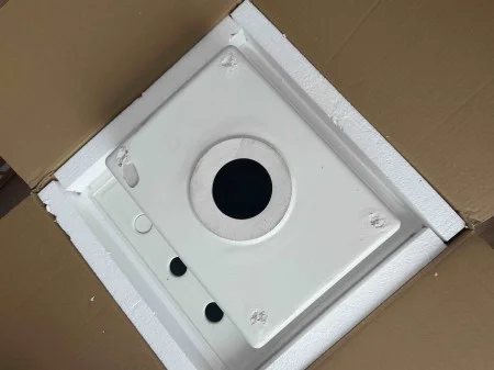 Bílý ventilátor pro odvětrání koupelny uložený v krabici.
