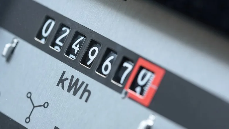 Blízký záběr na elektroměter ukazující spotřebu v kWh.