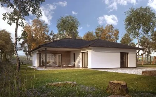 Moderní bílý bungalov do tvaru L v přírodě s trávníkem.