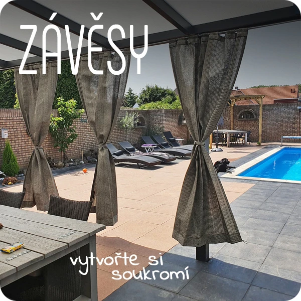 Zastínění terasy s závěsy pod pergolou u bazénu.
