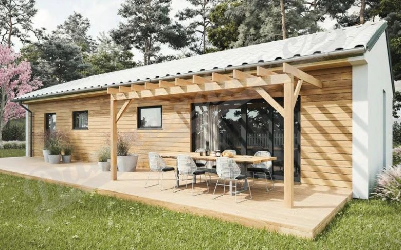 Modern dřevěný montovaný bungalov s terasou v přírodě.