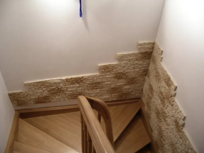 Detailní pohled na schodiště s kamennou oblohou po rekonstrukci.