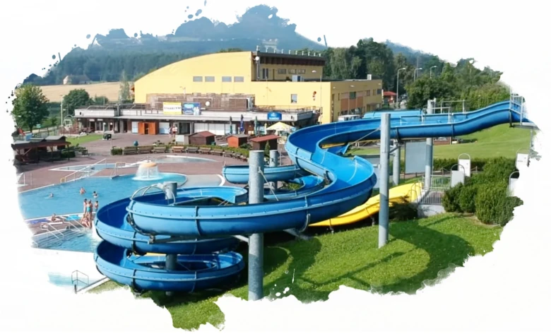 Modré vodní skluzavky v bazénu rekreačního zařízení Kemp Olešná.