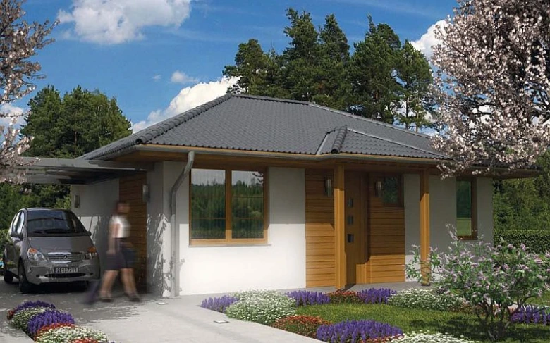 Moderní dřevostavba bungalov s květinami před domem.