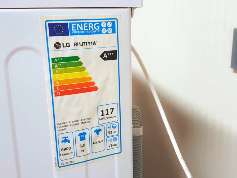 Energetický štítek na pračce s údajemi o spotřebě elektřiny.