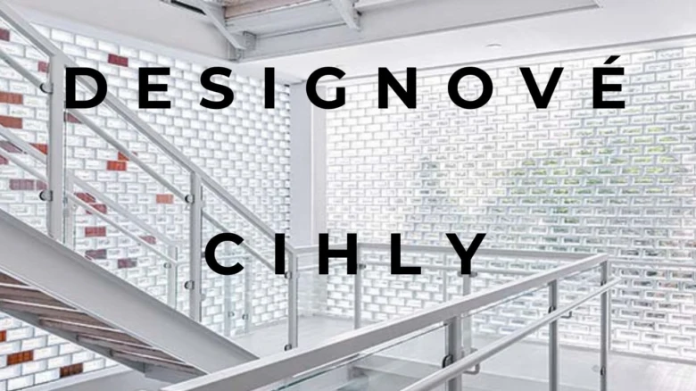 Moderní schodiště s kovovým zábradlím u bílé cihlové stěny.