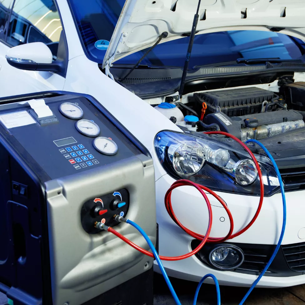 Profesionální servis klimatizace v autě s připojeným diagnostickým zařízením.