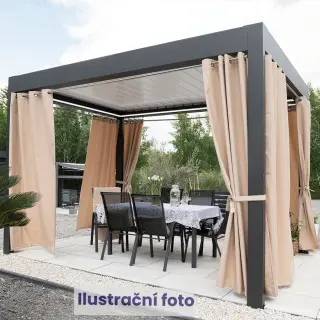 Venkovní závěsy na tmavé zahradní pergole s jídelním stolem.