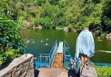 Koupaliště v lomu s bazénem uprostřed přírody.