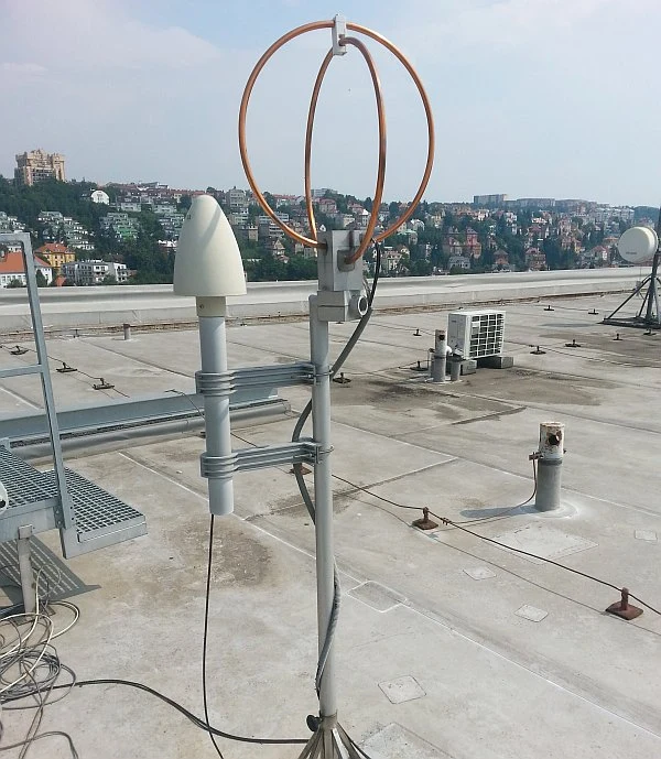 Detektor blesku s anténami na střeše pro detekci výbojů v elektroinstalaci.