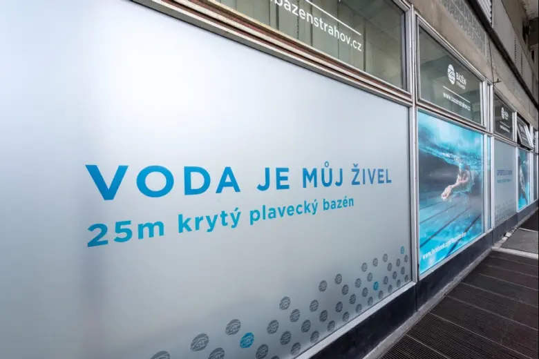 Reklama na bazén Strahov s nápisem Voda je můj živěl.