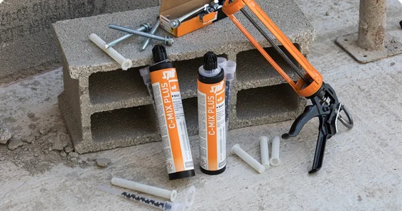 Sada chemické kotvy s kartridy, šrouby a pistolkou na beton.