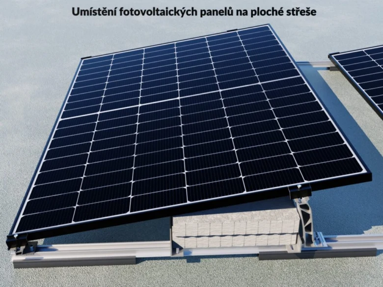 Fotovoltaický panel na ploché střeše budovy.