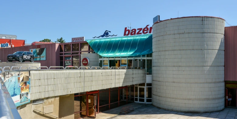 Vnější pohled na plavecký bazén v Liberci s výrazným nápisem bazén.