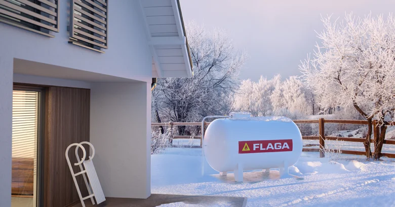 Bílá plynová nádrž značky FLAGA venku v zimním prostředí