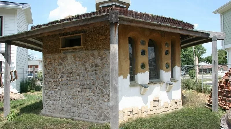 Přestavba stodoly z kamene s hlínou pod dřevěnou střechou.