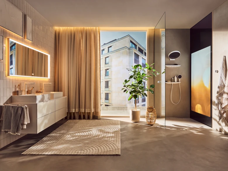 Moderní koupelna s velkým oknem a designovým zařízením.