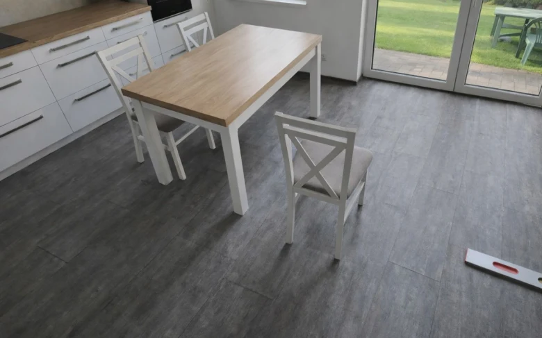 Dřevěná podlaha s hladicí úrovní pro vyrovnání povrchu.