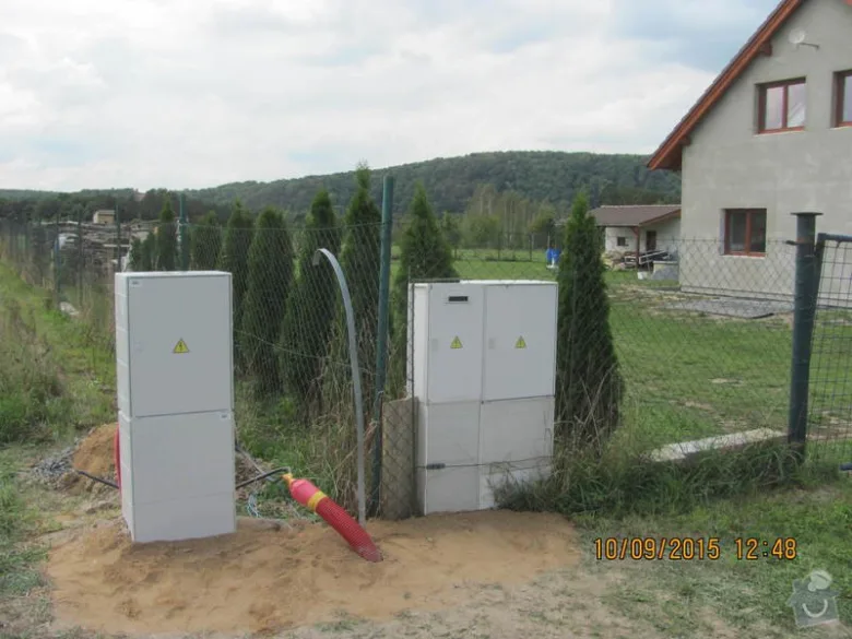 Dva venkovní rozvaděče pro elektrické zapojení u domu.
