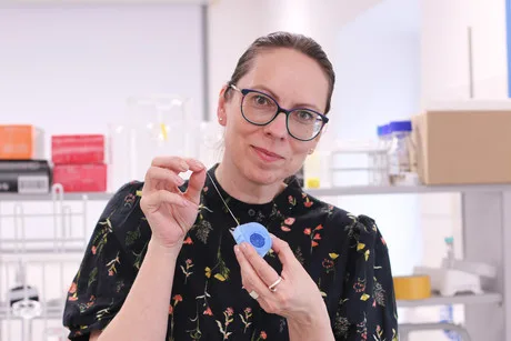 Žena drží filtry z nanovláken pro čištění vody v laboratoři.