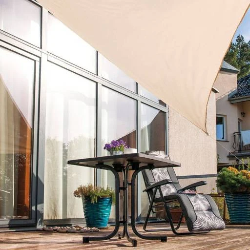 Skládací stůl s židlou na balkóně pod plachtou