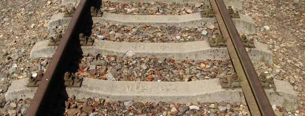 Betonové pražce na železničních kolejích s kamenivem.