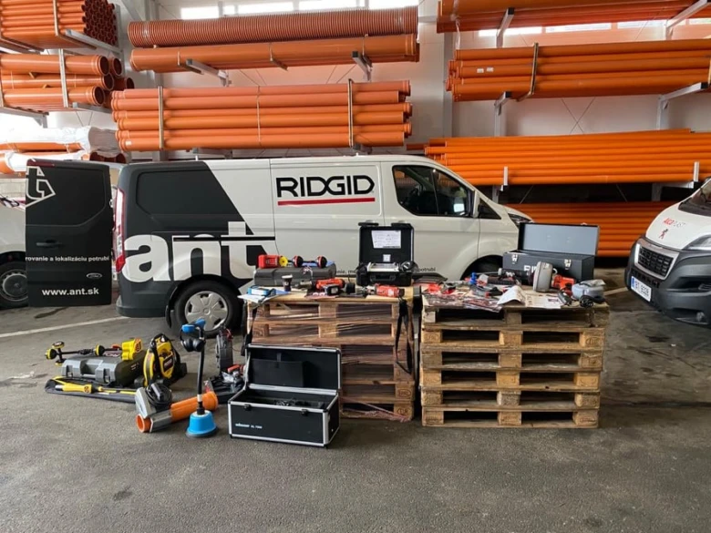 Nástroje pro čištění odpadů s vozem značky Ridgid v skladišti.