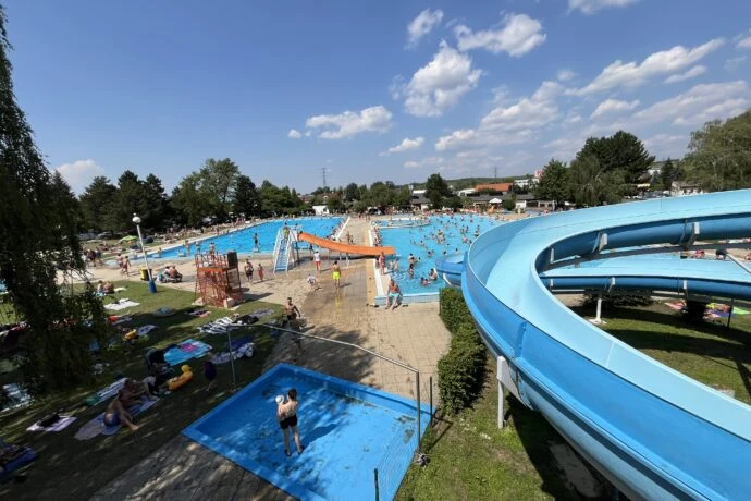 Velké venkovní koupaliště s bazény a vodními skluzavkami v Neratovicích.