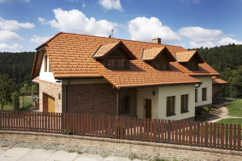 Dům s taškovou střechou ukazuje konstrukci pro článek o střeše.