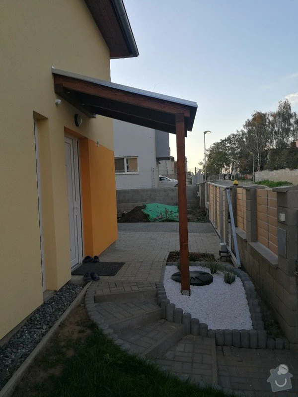 Nová stříška nad vchodem po montáži na domě.