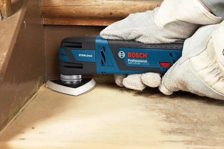 Bosch bruska na dřevo v akci při úpravě dřeva.