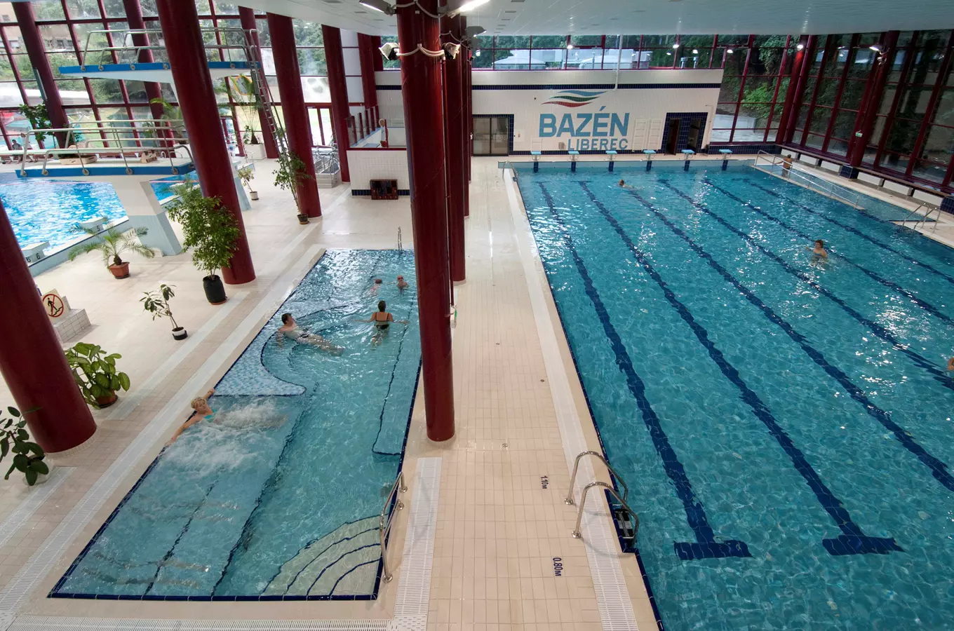 Vnitřní plavecký bazén v Liberci s více dráhami pro sportovní i rekreační koupání.