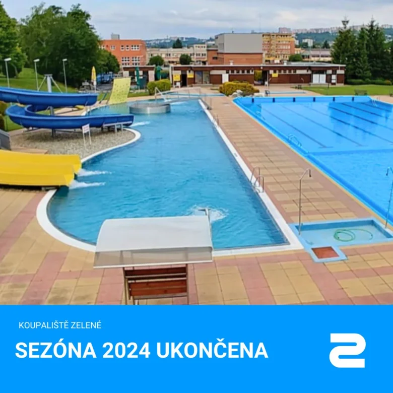 Venkovní bazénová komplex s vodními skluzavkami a plaveckými dálnicemi.