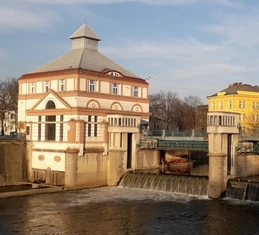 Malá vodní elektrárna s přehradou na řece v Česku.