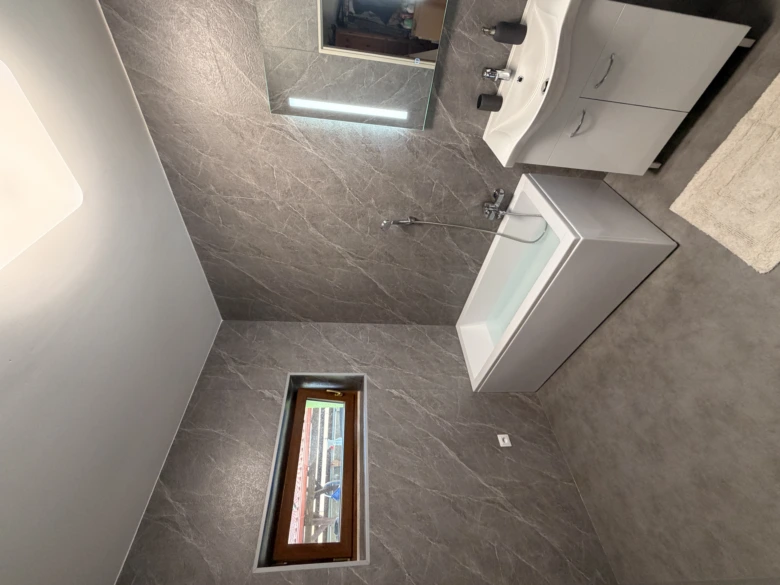 Moderní koupelna po renovaci bez bourání s novými dlažbami