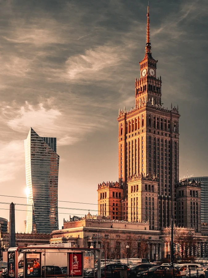 Palác kultury a vědy v Praze mezi moderními budovami