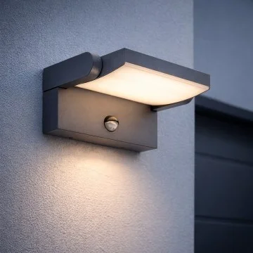 Moderní venkovní svítidlo na zeď pro osvětlení pergoly.