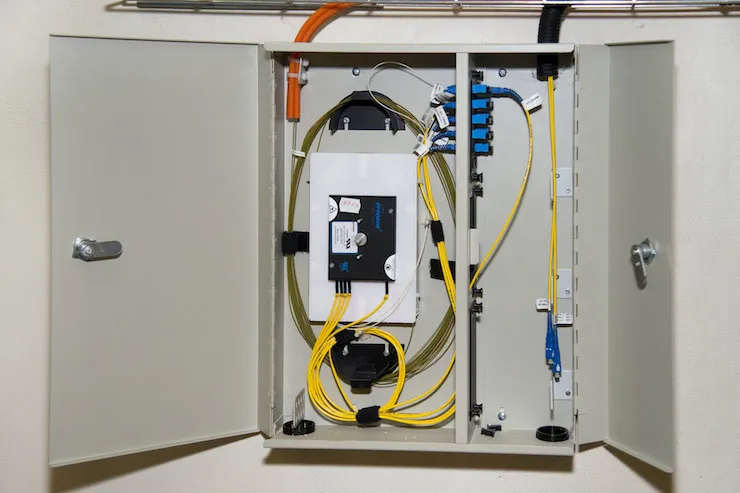 Vnitřní optické rozvaděč FTTH s žlutými vlákny.