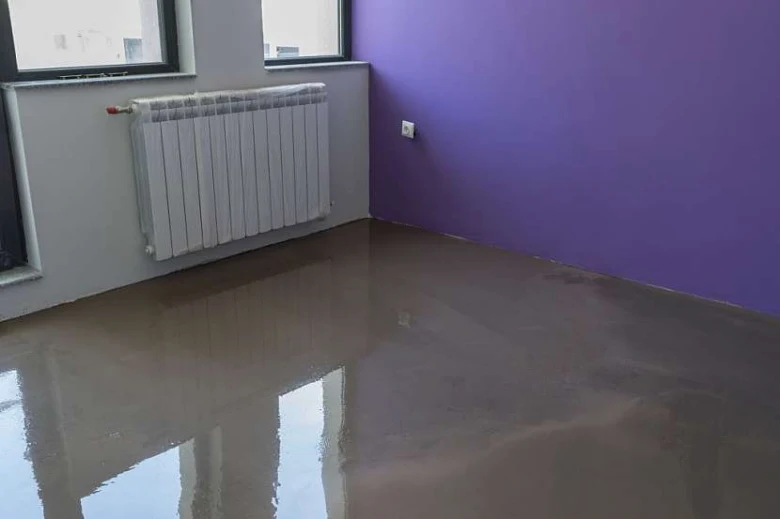 Pokoj s novou nivelační stěrkou na podlaze.