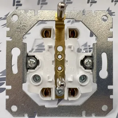 Zadní strana elektrické zásuvky s viditelnými svorkami pro zapojení.