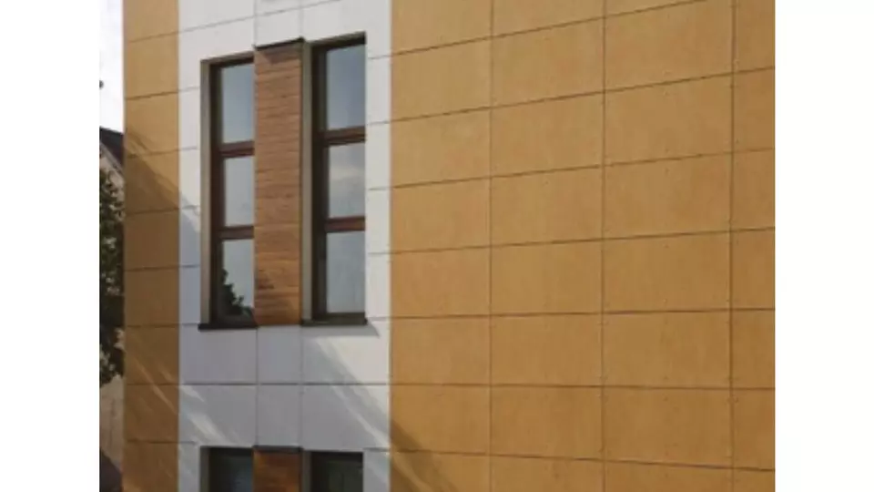Moderní větraná fasáda s žlutými panely na budově.