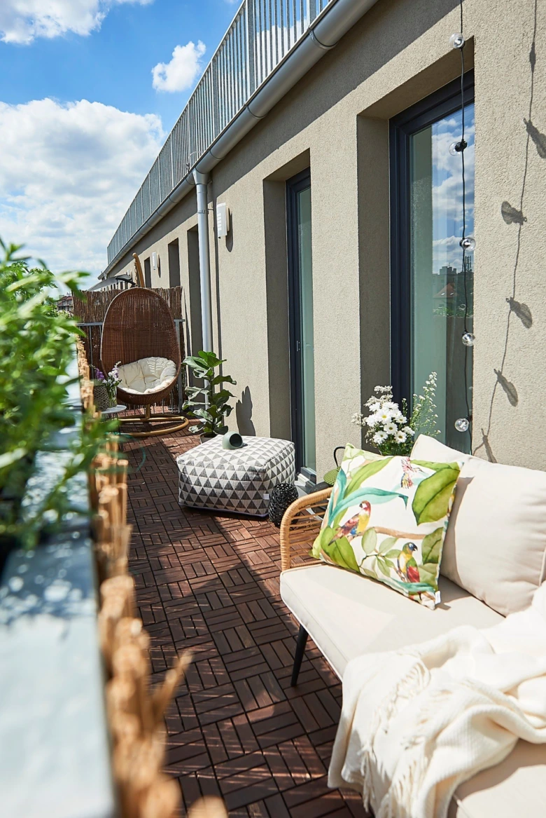 Inspirační balkon s dřevěnou podlahou na paneláku
