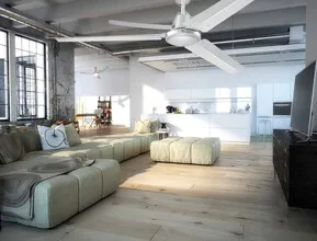 Bílý stropní ventilátor v prostorném obývacím pokoji s dřevěnou podlahou.