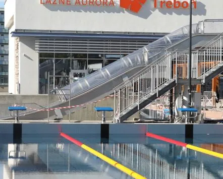 Venkovní bazén s vodním skluzavkou v Lázních Aurora Třeboň.