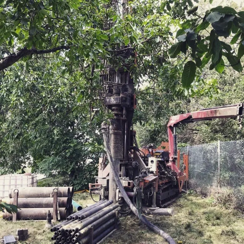 Vrtací stroj pro výkop tepelného čerpadla země-voda