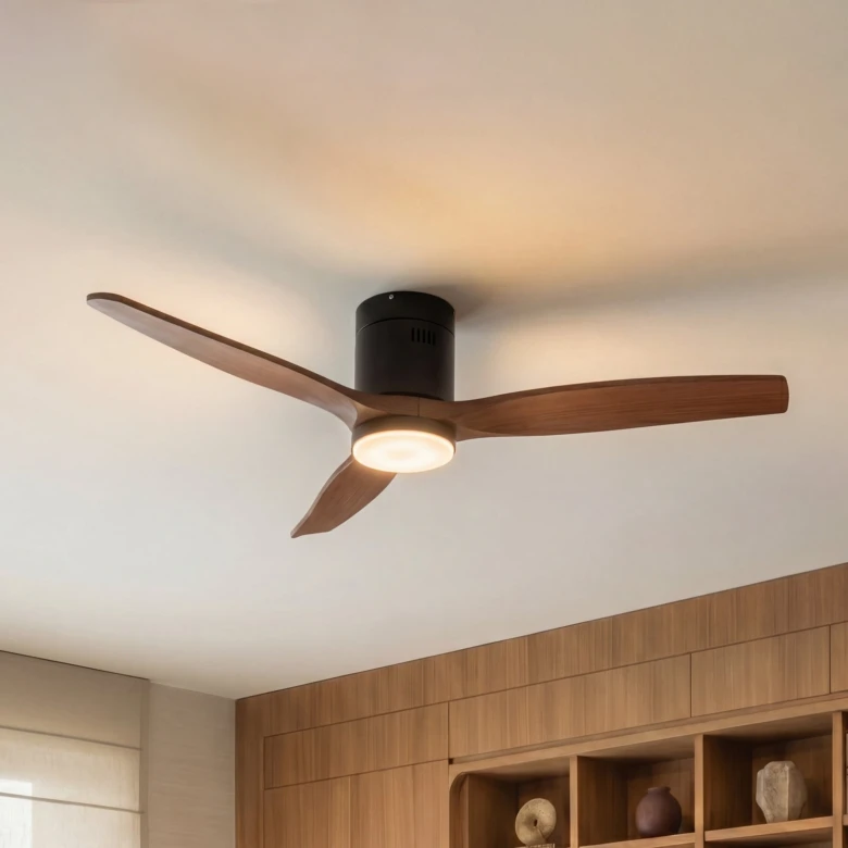 Moderní stropní ventilátor s dřevěnými lopatkami v interiéru.