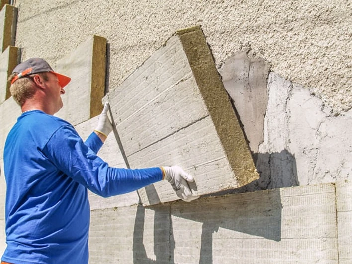 Montáž minerální vaty na fasádu pracovníkem